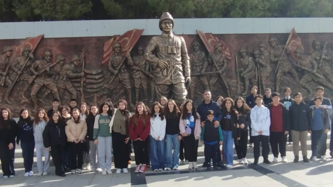 4 Ekim 2025 Cumartesi günü Çanakkale'ye, 40 öğrenci ve 2 öğretmenimizle  çok güzel bir Çanakkale Şehitlik gezisi düzenledik.